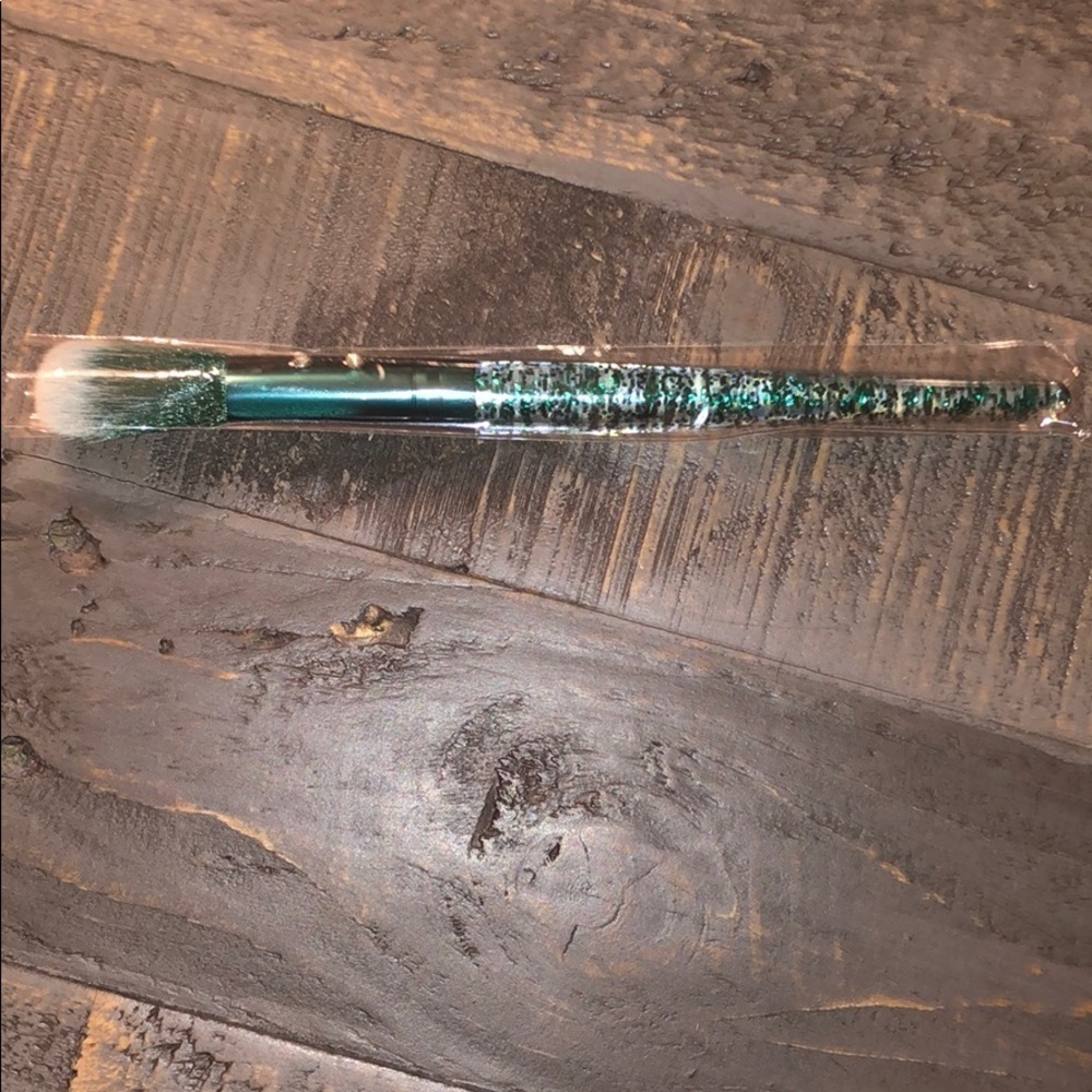 SLMissGlam Round Blush P40 Makeup Brush Emerald Green Glitter Rhinestone Accent